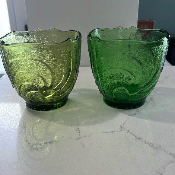 E O Brody Co. 2 Vintage Green Dépression Era Glass Bowls Cleveland, OH 4.5”x4.7” - Picture 1 of 5